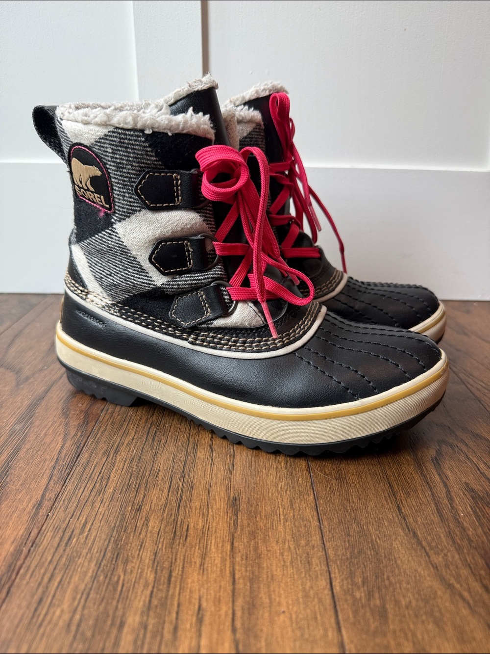 Sorel Women’s Black & Cream Plaid Snow Boots Lace-up boots with Pink Laces